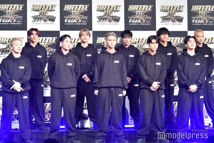 (後列左から)桑原巧光、⽯川晃多、エイロン、佐藤陽、中村碧(前列左から)田中彰、NOSUKE、宇原雄⾶、古嶋滝、佐藤蒼⻁/THE JET BOY BANGERZ(C)モデルプレス