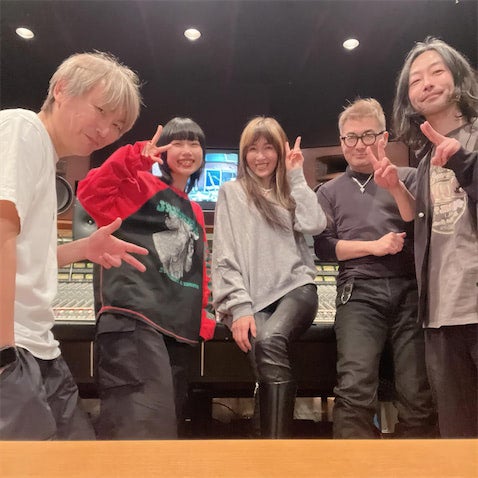 工藤静香、お馴染みバンドメンバーと仲良し集合ショット 洗練された私服コーデに注目