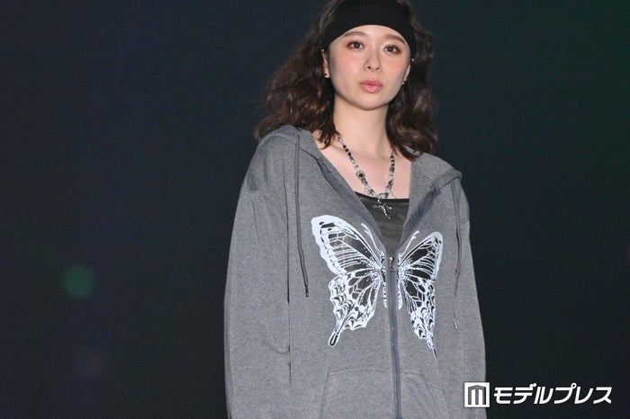 田鍋梨々花、ハーフパンツから美脚チラリ ウェービーヘア×ヘアバンドスタイルが新鮮【TGC北九州2024】