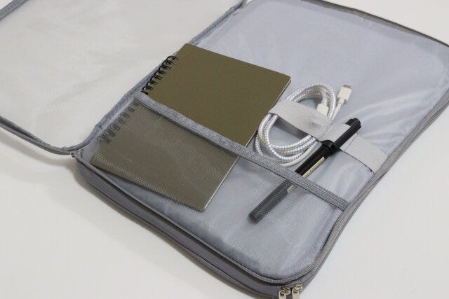 透けて見える2層タブレットケース（A4、グレー）　小物収納例