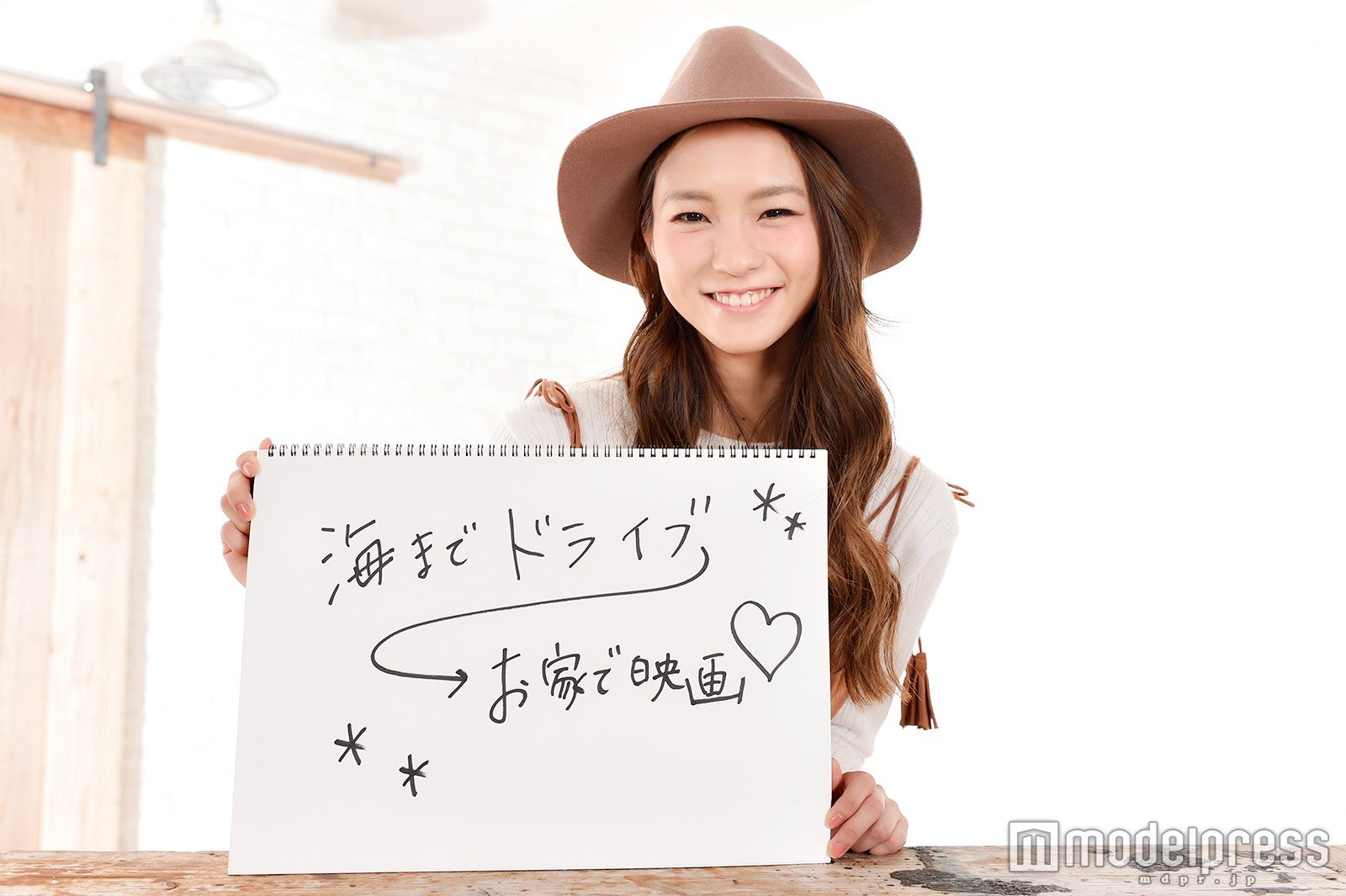 もうすぐクリスマスシーズン。ということで…理想のクリスマスデートも告白！「昼間の海を楽しんで、夜はお家デート。映画はハッピーなものを観たい」（C）モデルプレス