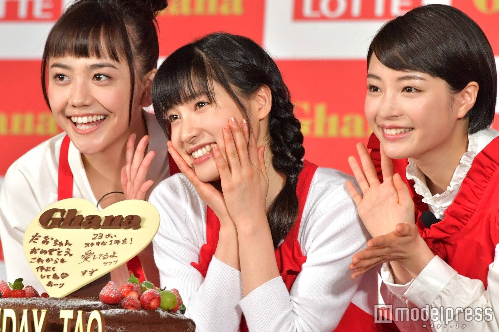 広瀬すず＆土屋太鳳＆松井愛莉“お料理ヘア”が可愛い！ショートですっきり、キュートな編み込み、オン眉×おだんご