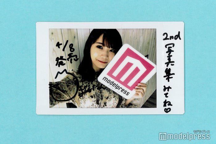 秋元真夏、サイン入りチェキプレゼント (C)モデルプレス