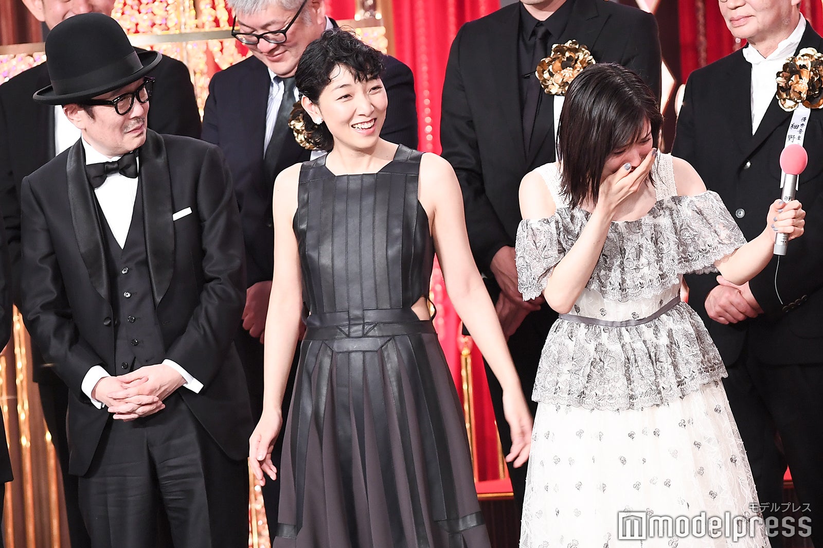 涙する松岡茉優（右）を温かく見守る安藤サクラ（中央）、リリー・フランキー（左） （C）モデルプレス