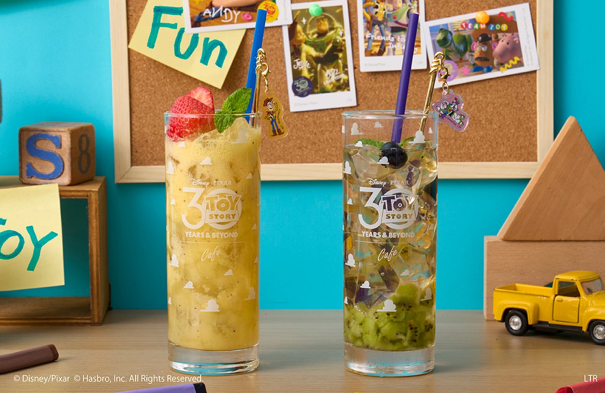 ウッディ＞ミックスフルーツジュース、＜バズ・ライトイヤー＞ホワイトグレープジュース各税込1,090円（C）Disney/Pixar （C）Just Play,LLC Mr.Potato Head &amp; Mrs. Potato Head are trademarks of Hasbro used with permission.  （C）Hasbro. All Rights Reserved.