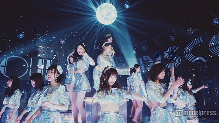 ディスコ全盛期の世界観/AKB48「ハロウィン・ナイト」MVより