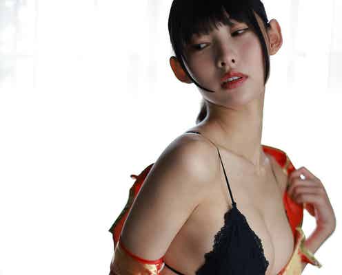 “レースクイーン女王”あのん、妖艶なチャイナドレス脱ぎSEXYバスト大胆披露