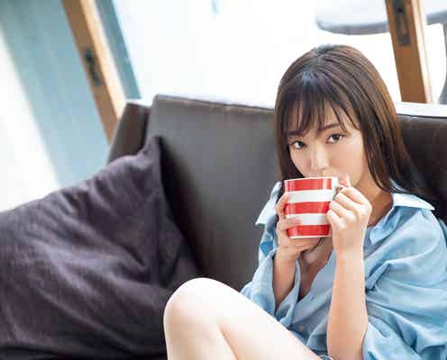 今泉佑唯、“彼シャツ”姿で太ももあらわ