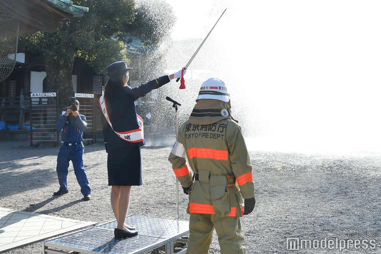 小室安未／消防演習の様子（C）モデルプレス