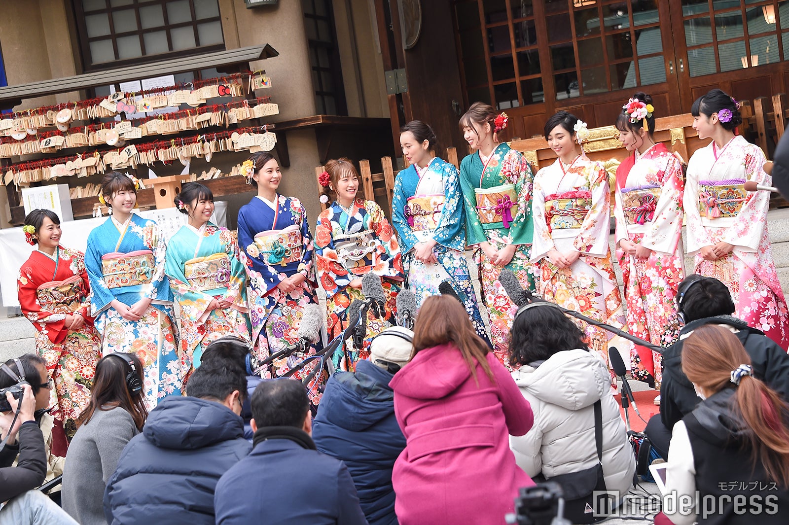 囲み取材の様子 （C）モデルプレス