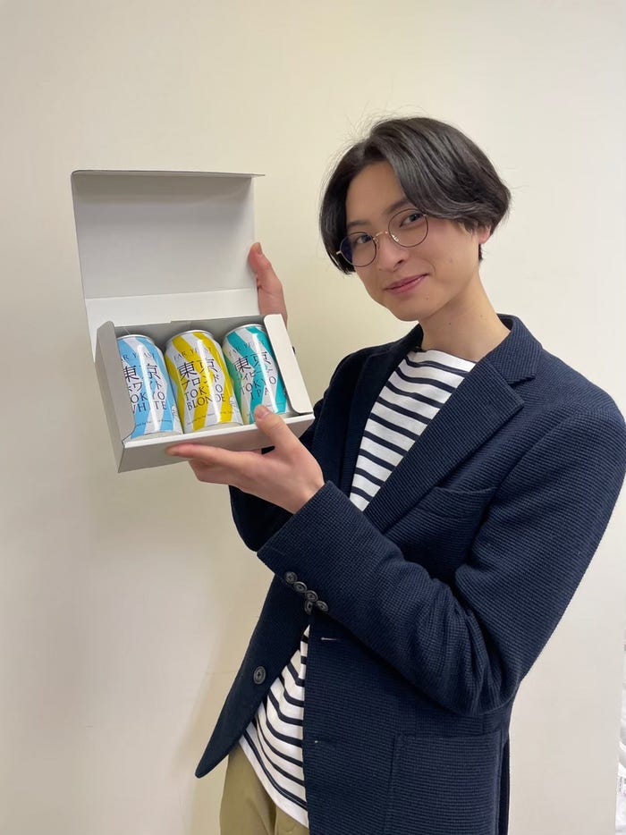 新納直オフショット(撮了でスタッフさんからプレゼントされたビールに大喜び。「オンエアを見ながら飲みます」と新納) /モデルプレス独占カット(提供写真)