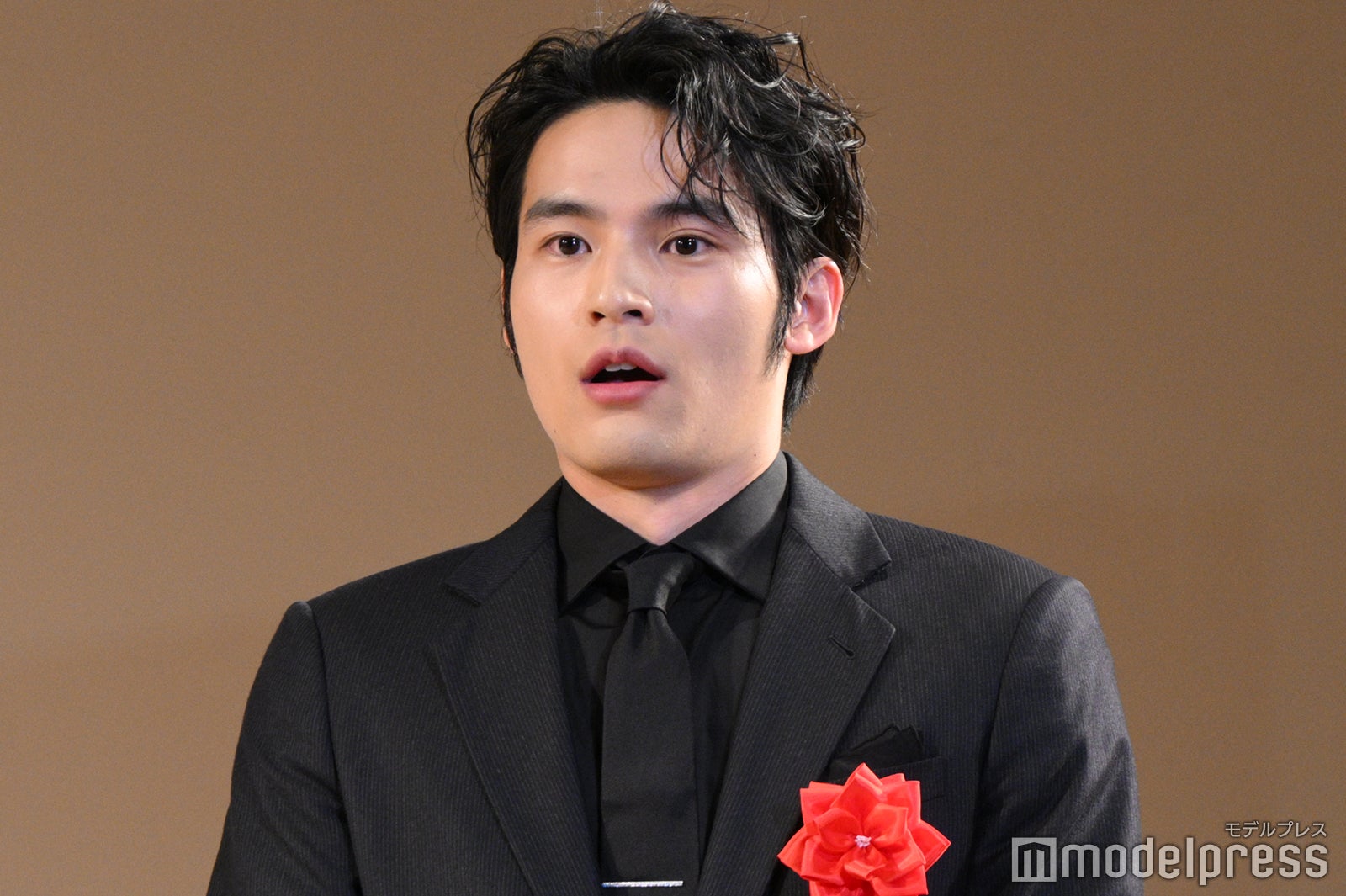 阿部サダヲの登場に驚く演技をする水上恒司（C）モデルプレス