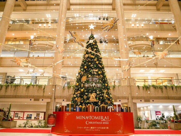 ランドマークプラザ 1階 サカタのタネ ガーデンスクエアに設置された「ハリー・ポッター」ホグワーツ 魔法の樹（クリスマスツリー）（2022年11月10日撮影）