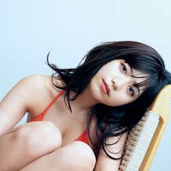 モデルプレス - 吉田莉桜、今までにない大人っぽいビキニ姿で美ボディ披露