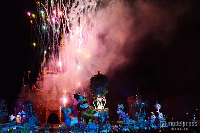「ハピネス・イズ・ヒア スペシャルサンクスバージョン」シンデレラ城からは、盛大に花火が打ち上げられた
