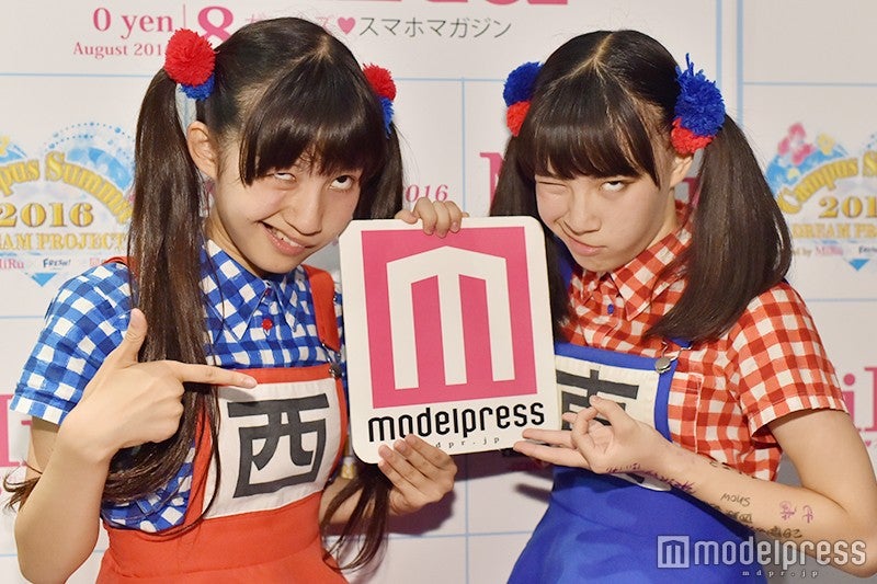 生ハムと焼うどん（左から）西井万理那、東理紗／（C）モデルプレス