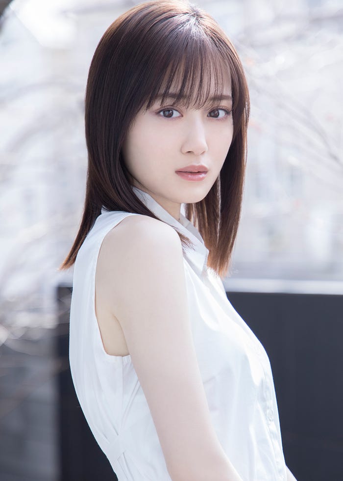 <山下美月(やました・みづき)プロフィール>1999年7月26日生まれ、東京都出身。2016年に乃木坂46の3期生オーディションに合格して芸能界入り。2021昨年1月発売の26thシングル「僕は僕を好きになる」でセンターに抜擢されるなど、グループの中心メンバーとして活躍する。ファッション誌「CanCam」の専属モデル。映画「映像研には手を出すな!」、ドラマ「着飾る恋には理由があって」、ドラマ「じゃない方の彼女」など女優としての活動も増えている。現在、NHK連続テレビ小説「舞いあがれ!」に出演中。