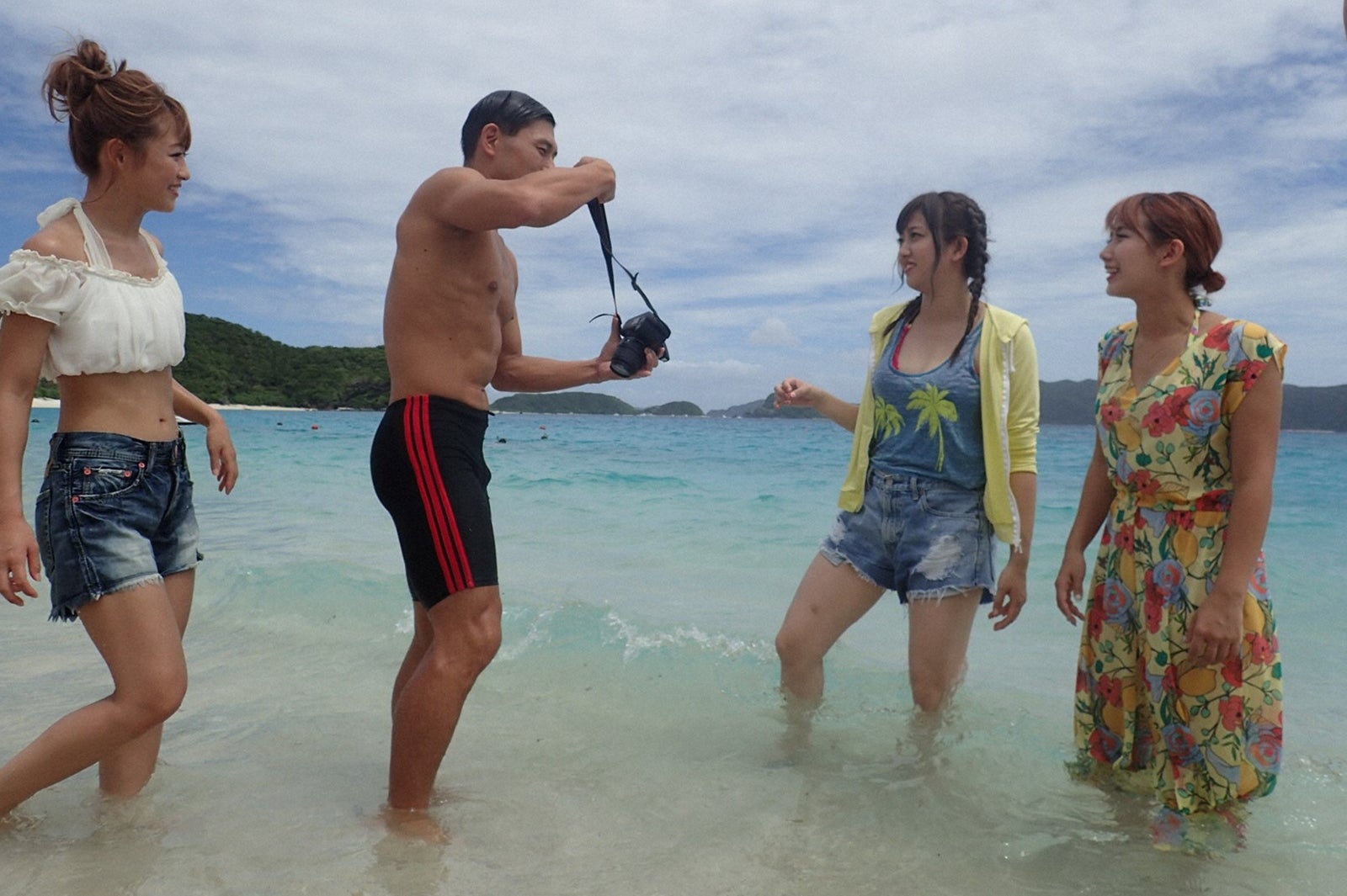 （写真左から）鈴木奈々、春日俊彰（オードリー）、菊地亜美、岡井千聖（℃-ute）（C）TBS