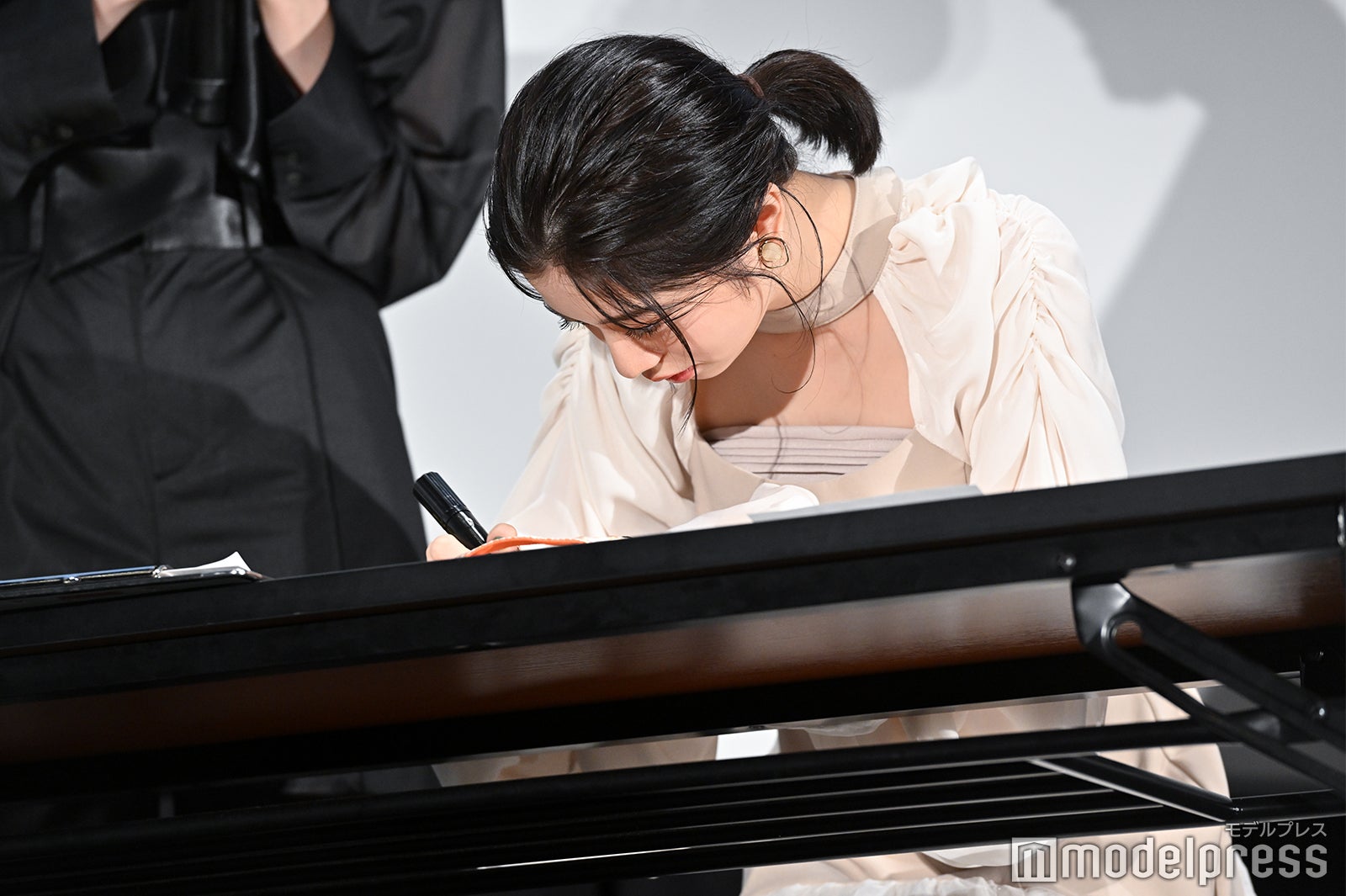 生サインをする桜田ひより（C）モデルプレス