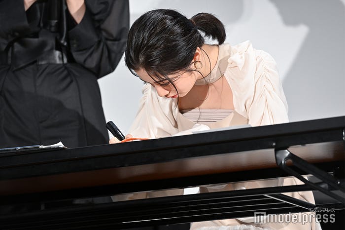生サインをする桜田ひより(C)モデルプレス