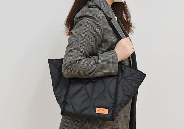 ユニバーサルオーバーオール 2WAYキルティングバッグ 付録 ムック本 ムック 付録 人気 おすすめ オススメ 宝島社 宝島 レビュー 便利 優秀 当たり ユニバーサルオーバーオール キルティングバッグ 黒バッグ バッグ トートバッグ UNIVERSAL