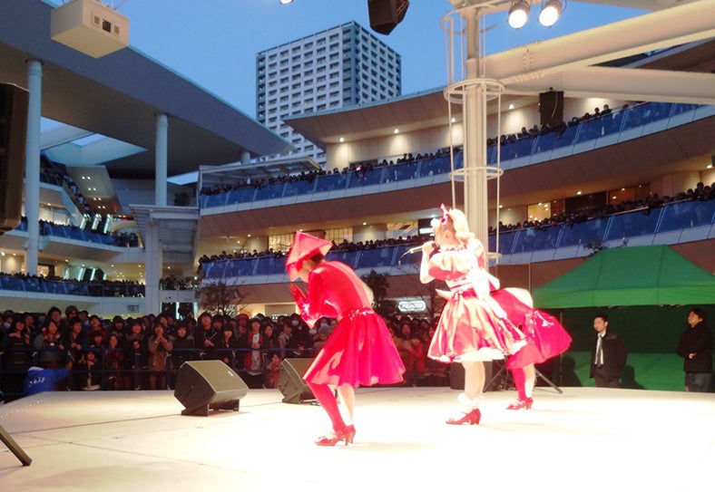 8000人の観客の前でキュートなダンスを披露