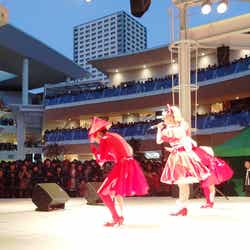 8000人の観客の前でキュートなダンスを披露