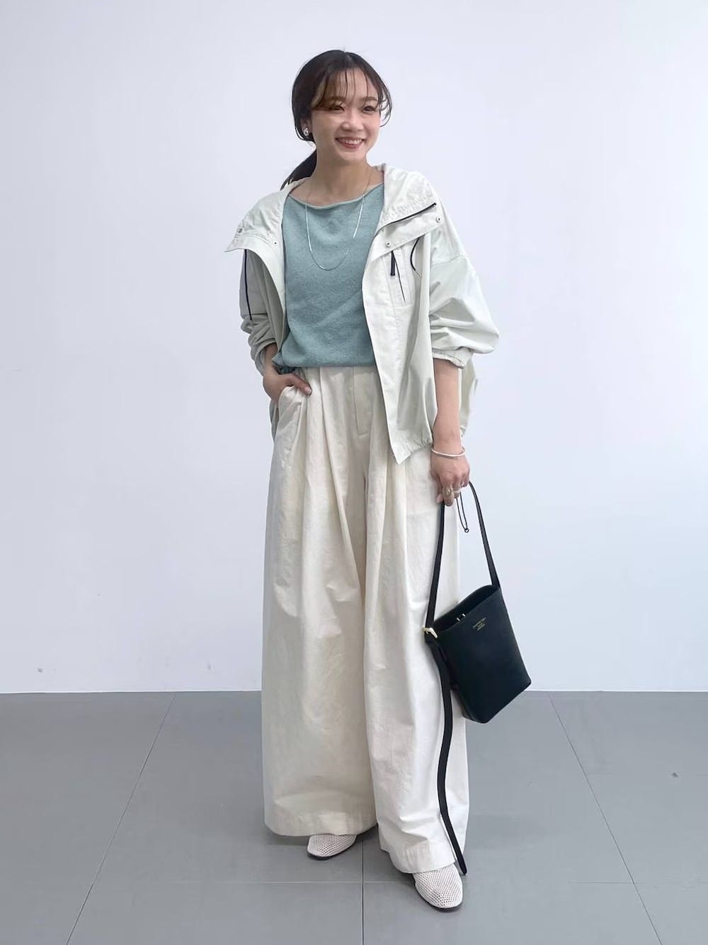 【OKコーデ】ワイドパンツとシューズの色をそろえると、足先まですらっと見せてくれます 出典:WEAR