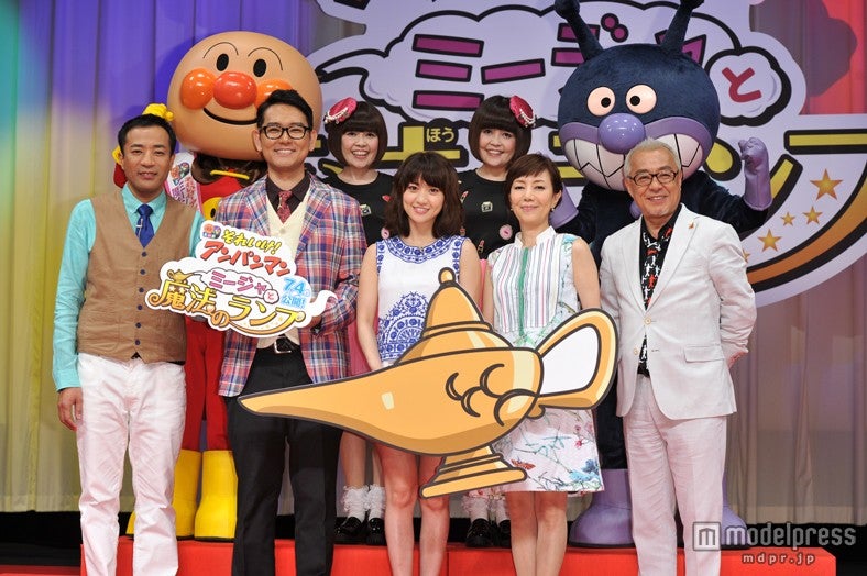 手前左より：塙宣之、土屋伸之、大島優子、戸田恵子、中尾隆聖