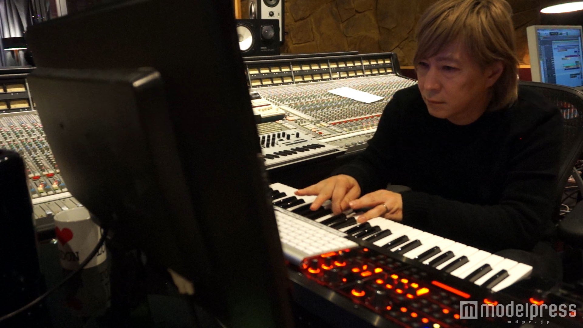 ロンドンで制作活動している小室哲哉（画像提供：avex）