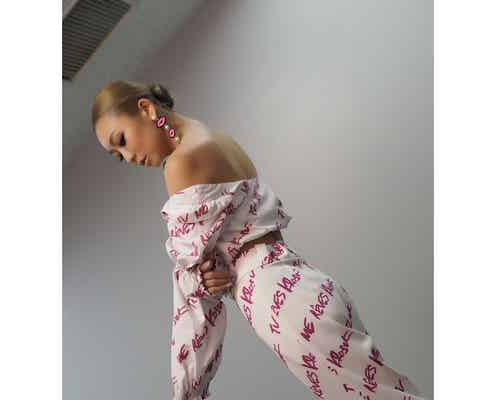 倖田來未、背中大胆見せSEXYショットに反響「美しい」「見惚れる」