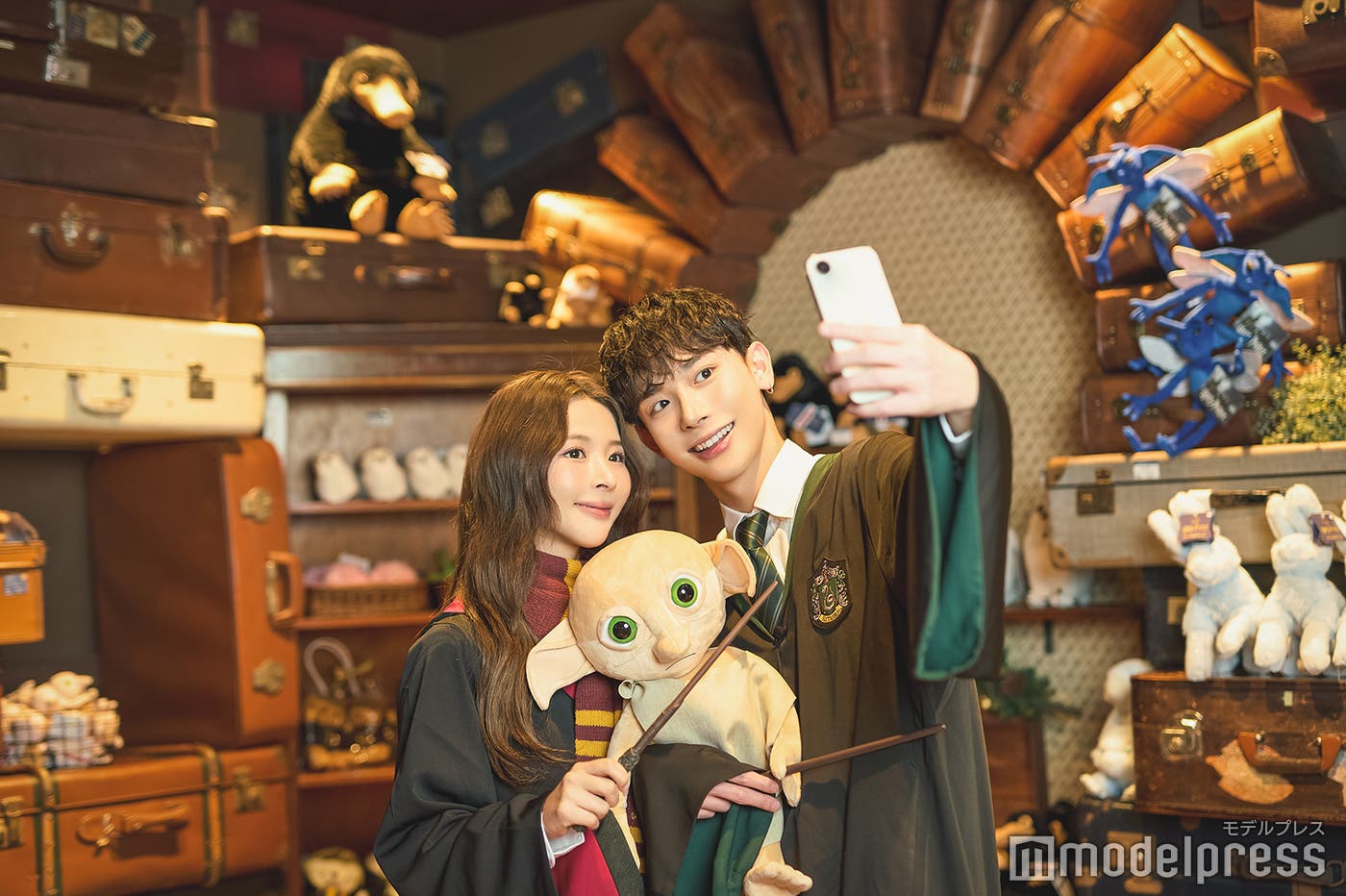 ぬいぐるみとパシャリ(C)モデルプレス