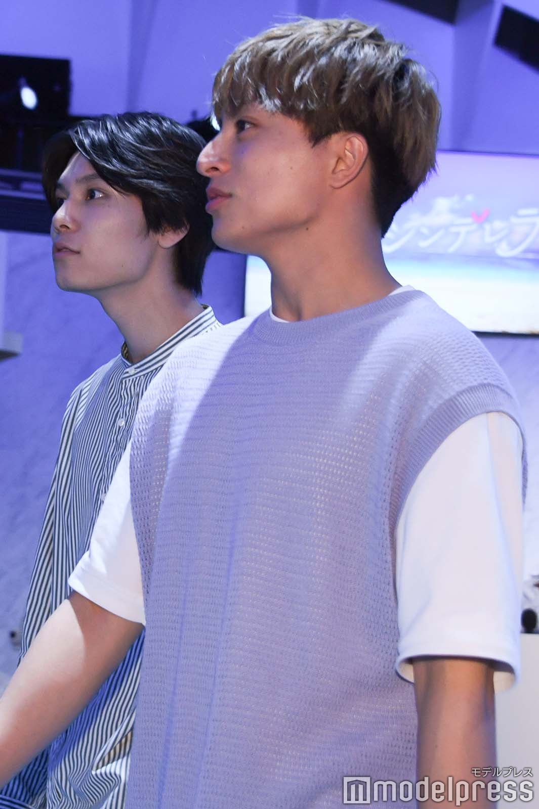 ブルーカーペットを歩く萩原利久、白濱亜嵐（C）モデルプレス