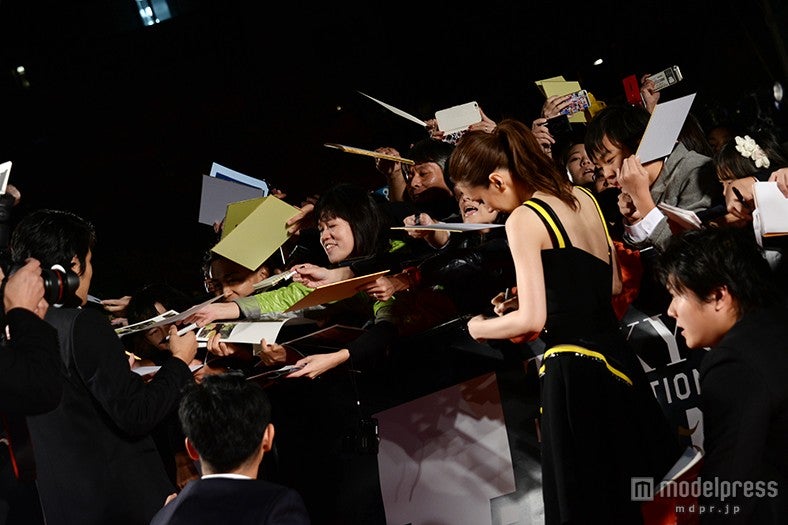ファンのサインに応えている北川景子