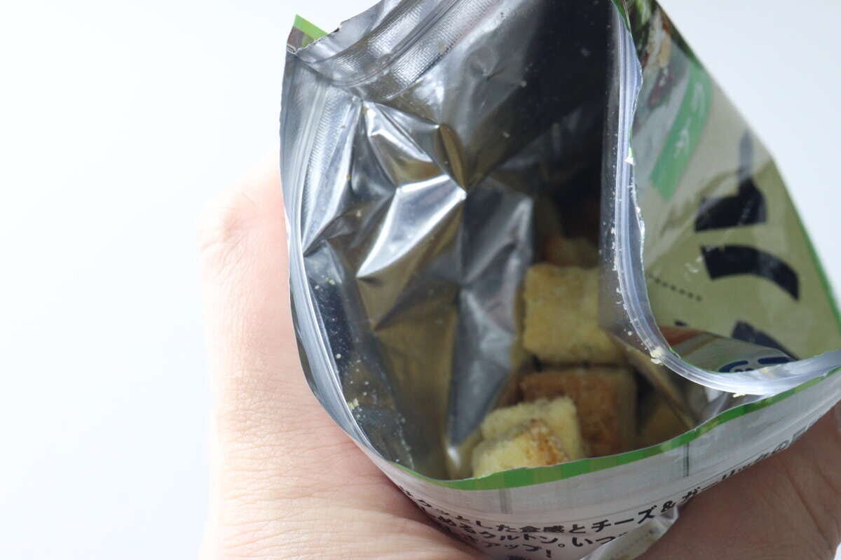 開封したチャック付き袋の中に入ったクルトンの様子
