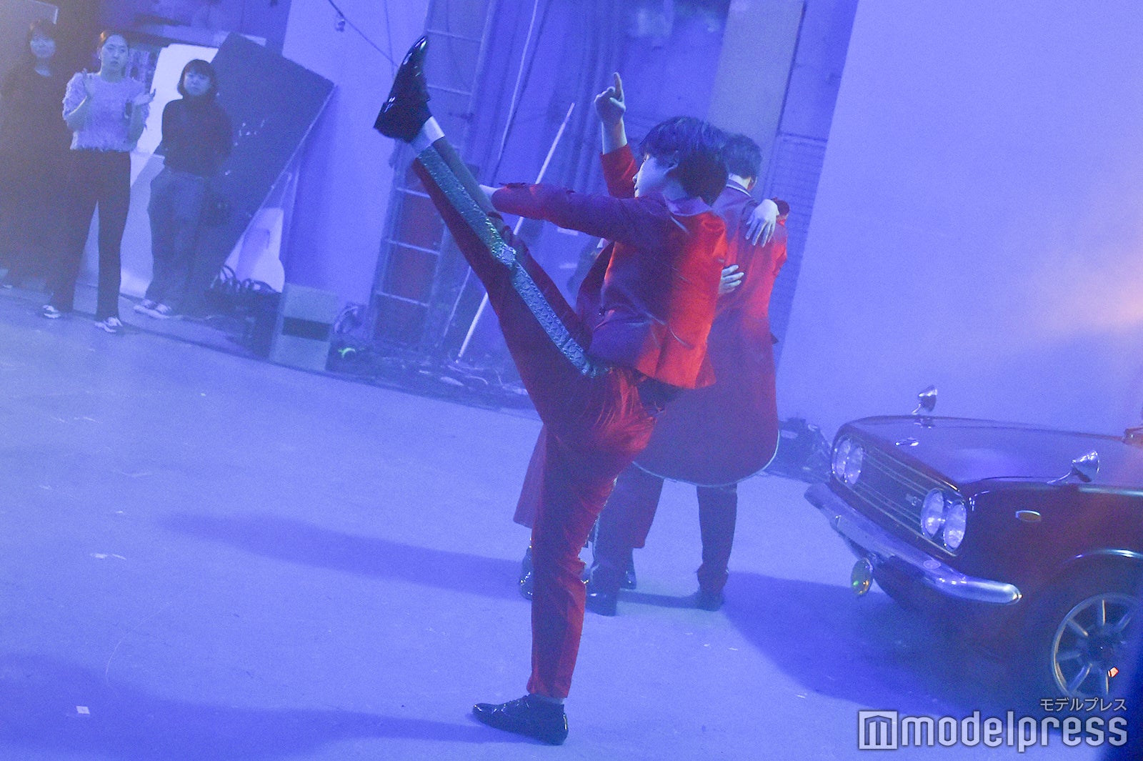 アクロバットのシーンを練習する光永／吉本坂46RED「君の唇を離さない」MV撮影風景（C）モデルプレス