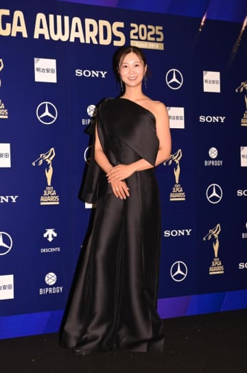 息を呑む美しさ…今季悲願初優勝の美女ゴルファー、ワンショルダーの黒ワンピースで艶やかに ファン反響「めちゃくちゃいかしてる」【JLPGAアワード】