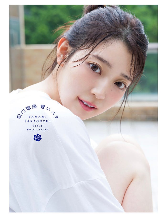 乃木坂46 阪口珠美1st写真集「青いバラ」通常版表紙/撮影:Takeo Dec.(画像提供:幻冬舎)