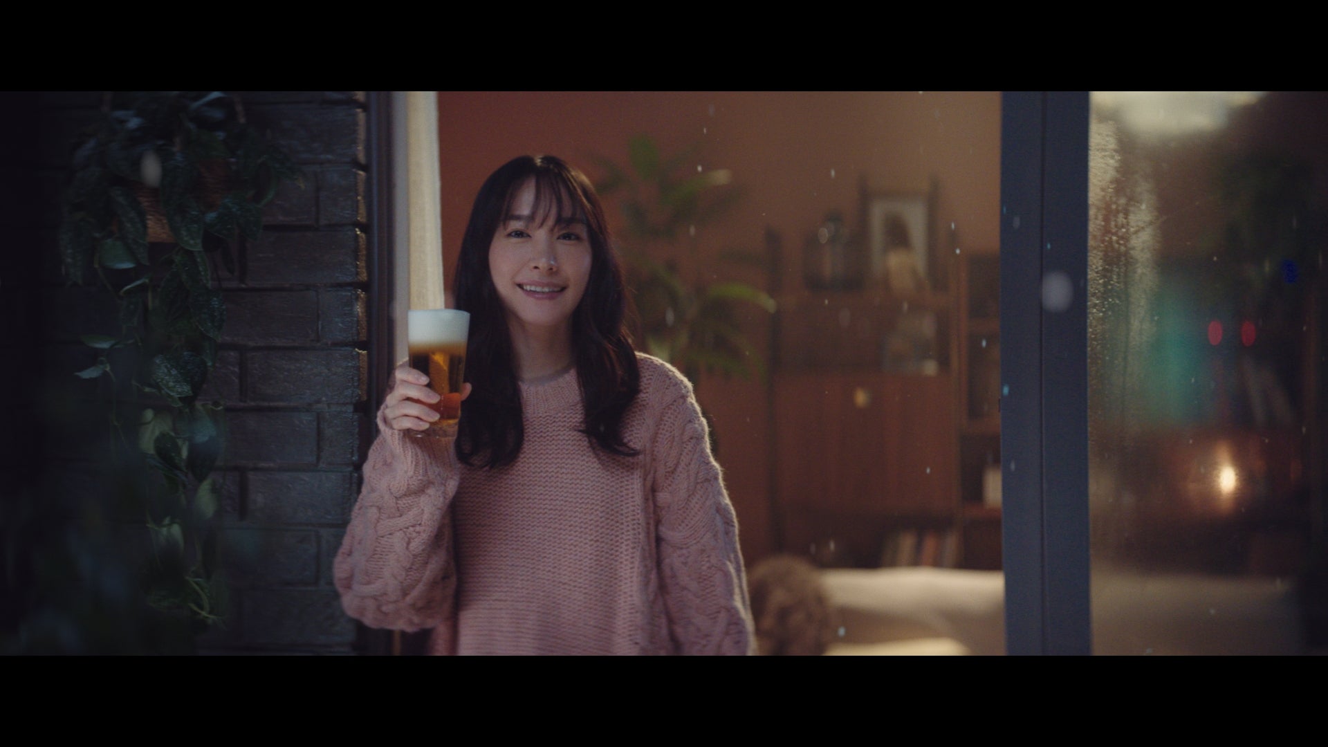 新垣結衣新CM「2022年もおつかれ生です」篇より（提供写真）