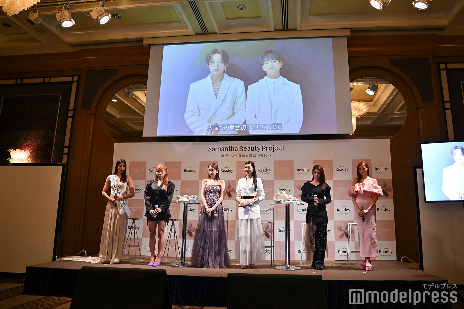 スクリーンに映る八木勇征 、中島颯太（ステージ左から）宮崎莉緒さん、とうあ、美香、アンミカ、井手上漠、せいら（C）モデルプレス