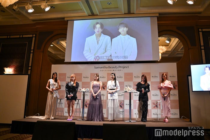 スクリーンに映る八木勇征 、中島颯太(ステージ左から)宮崎莉緒さん、とうあ、美香、アンミカ、井手上漠、せいら(C)モデルプレス