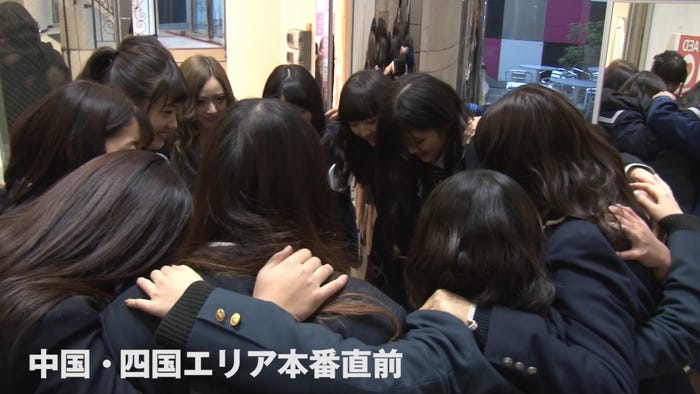 円陣を組み気持ちを高ぶらせる/画像:「女子高生ミスコンFINALIST~ハレトキドキJK~」より