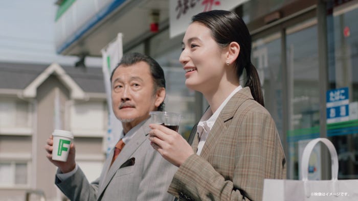 吉田鋼太郎、八木莉可子/新TVCM「FAMIMA CAFE刷新うまさに驚け。」篇(提供写真)