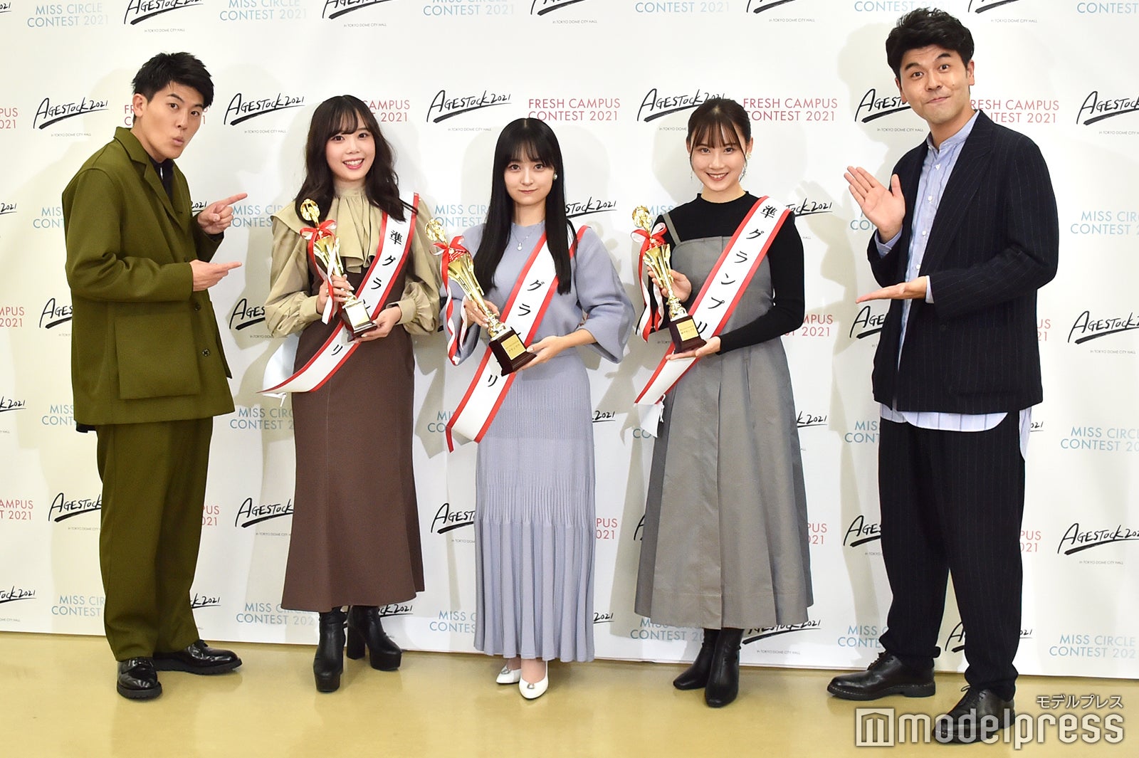 有輝（土佐兄弟）、準グランプリ・松本奈子さん、坊迫咲藍さん、グランプリ・有賀怜香さん、卓也（土佐兄弟）（C）モデルプレス