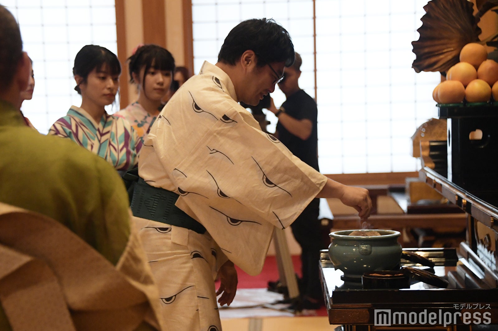 お焼香をする松尾諭（C）モデルプレス