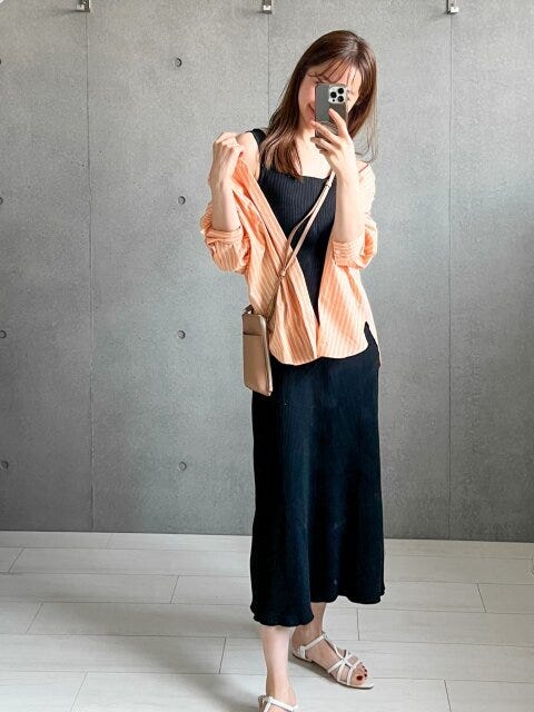 黒ワンピース　上品　高見え　大人コーデ　黒ワンピース×カラーシャツ