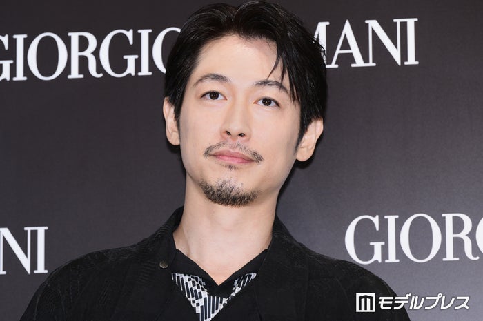 ディーン・フジオカ、ジョルジオ アルマーニまとい登場 質問に困惑「疑問が湧いてしまって」