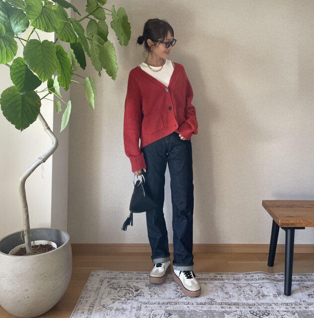 女子力アップ 赤カーデとインディゴブルーデニムで秋カラーコーデ