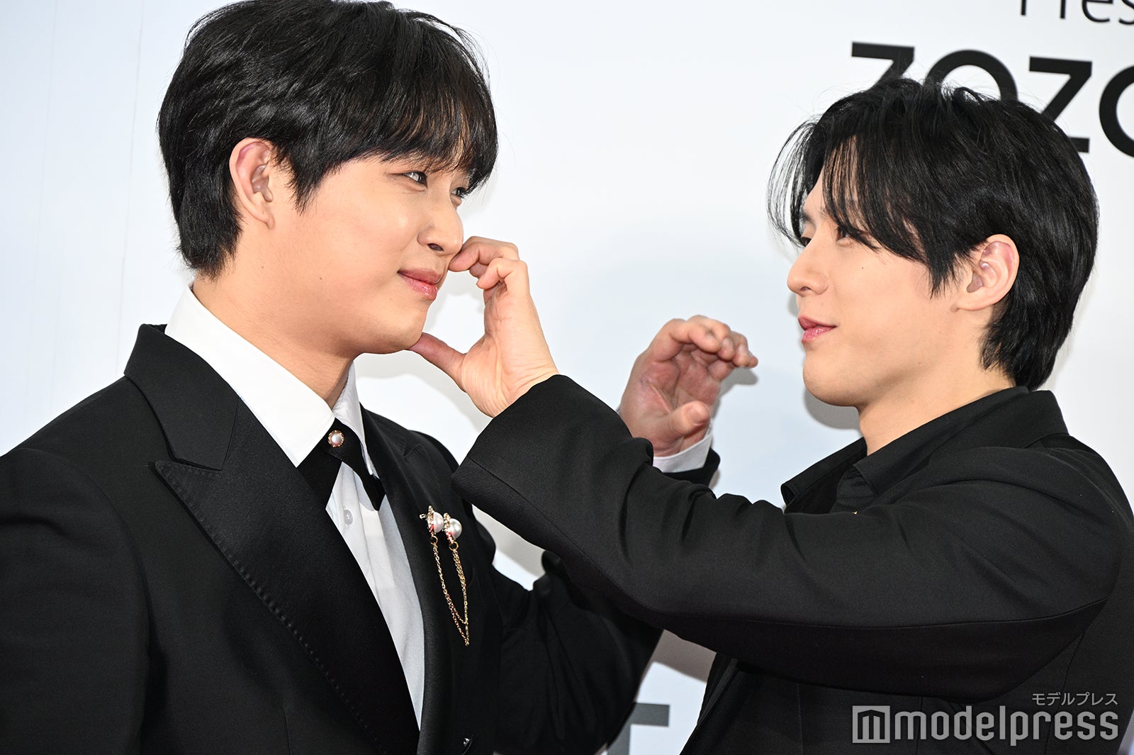 ほっぺハートを作り合うイム・ヒョンシク、イ・ミンヒョク（C）モデルプレス