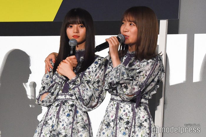 劇中の生田絵梨花とのシーンを再現する秋元真夏(右)、されるがままの齋藤飛鳥(左) (C)モデルプレス